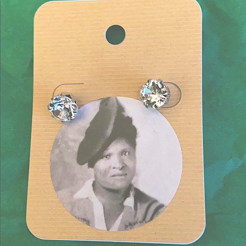 Medium sized stud earrings - Picture 2 of 3